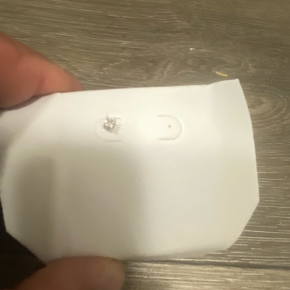 Genuine diamond earring stud in white gold - Picture 2 of 2